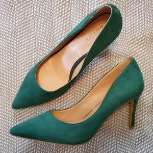 Green pointed toe heel